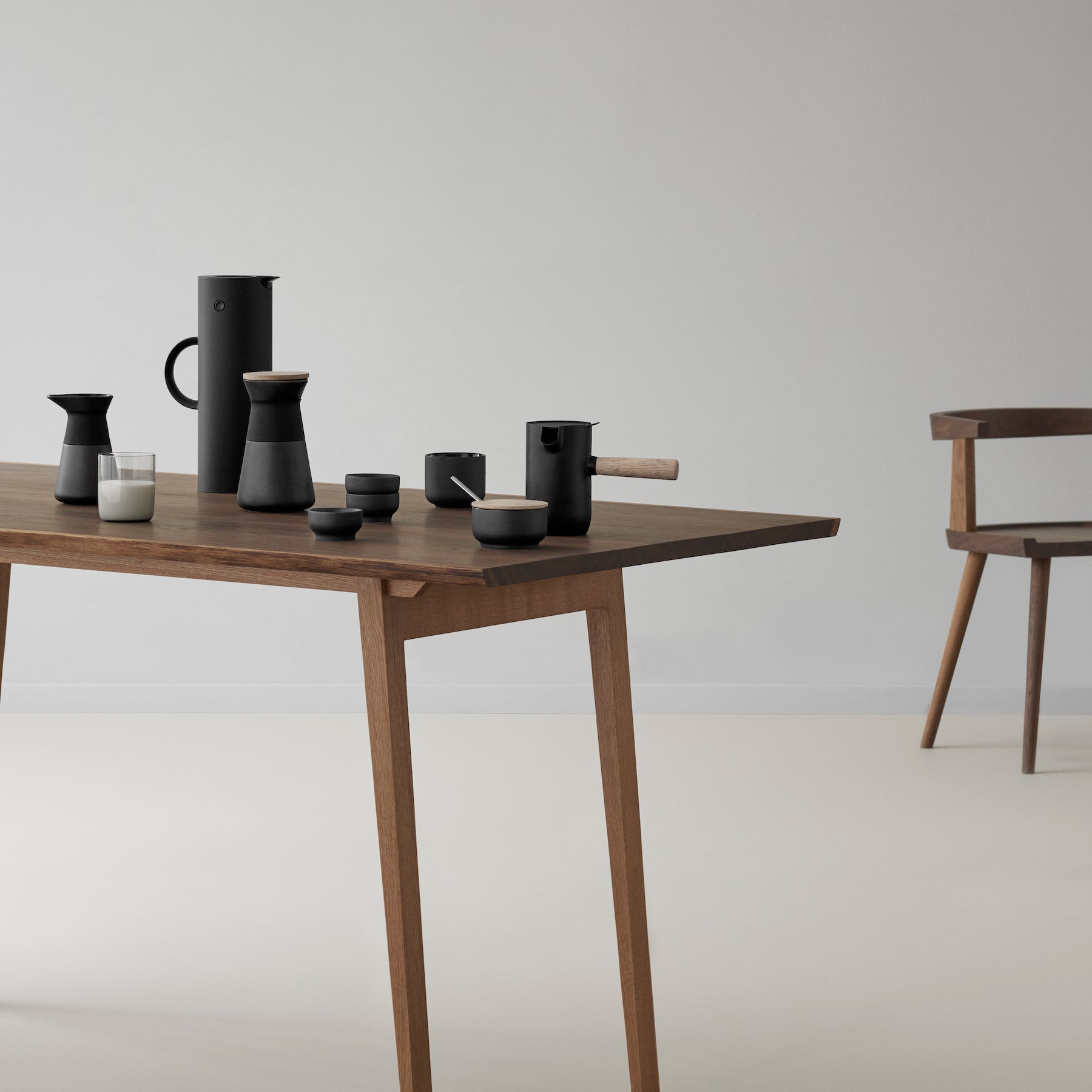 Theo cup. with coaster/lid - black