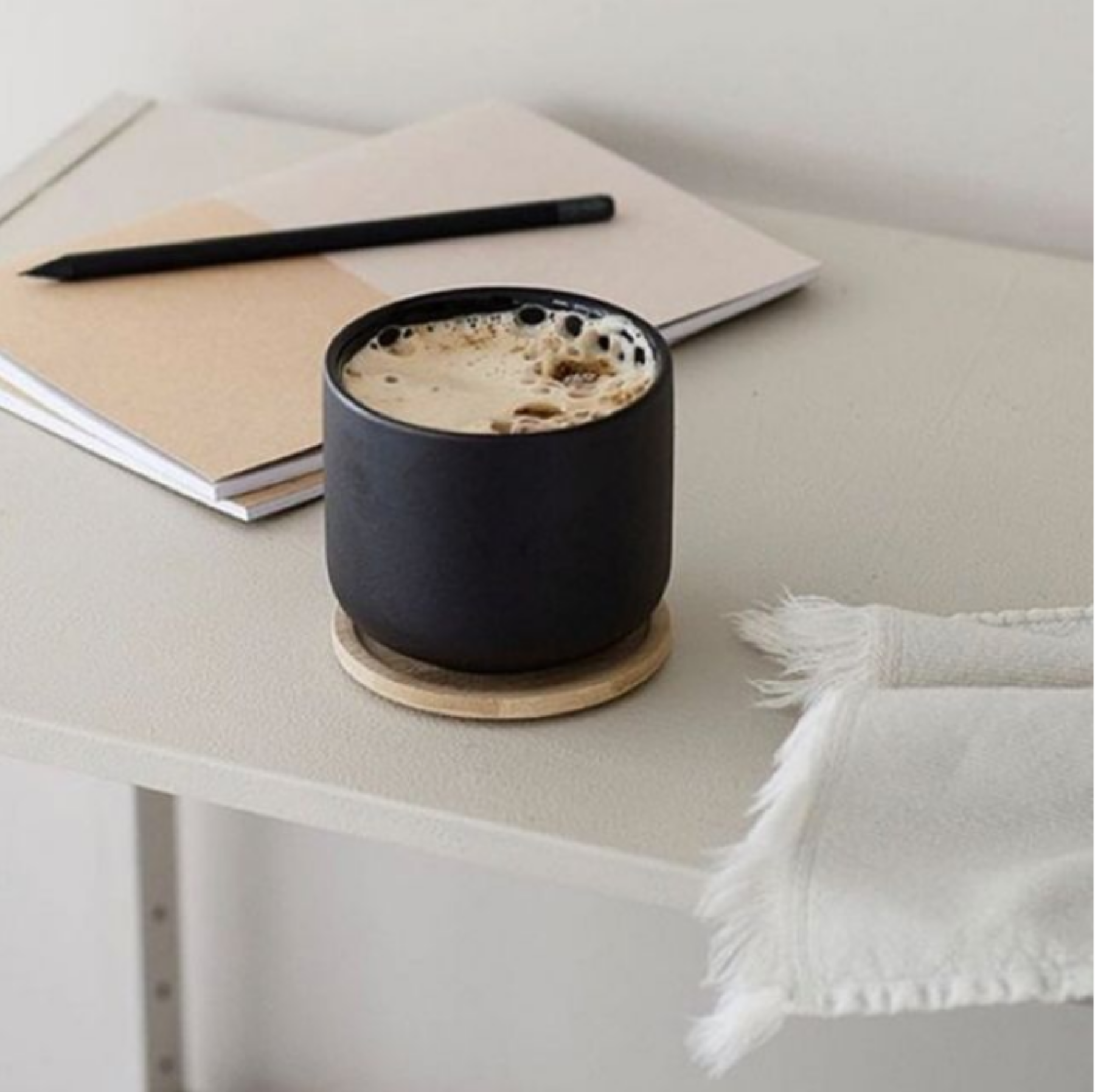 Theo cup. with coaster/lid - black